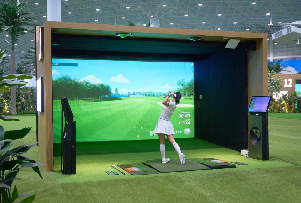 골프존 시티골프 중국 2호 연길점 타석에서 골퍼가 샷을
하고 있다